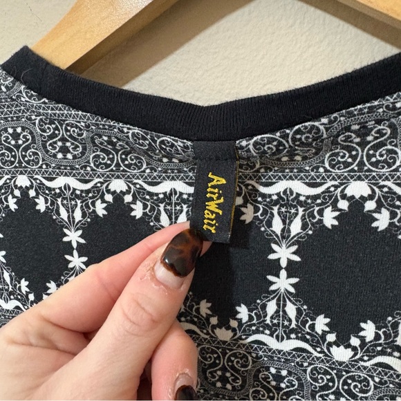 Men’s Small Dr. Martens AirWair Black & White Patterned Cotton Short Sleeve Tee - Picture 5 of 6